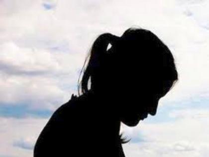 man booked for molesting minor girl in amravati | दोघांसाठी रेल्वेचा डबा बुक केलाय, तू फक्त हो म्हण! मजूनची रोडरोमियोगिरी