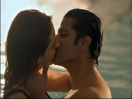 mandana karimi and Karanvir Bohra kissing scenes like Aditya Roy Kapur and Disha Patani's From Malang Movie | म्हणून पतीला घटस्फोट दिल्यानंतर 'या' अभिनेत्यासह अशा अवस्थेत दिसली 'ही' अभिनेत्री,सोशल मीडियावर घालते धुमाकुळ