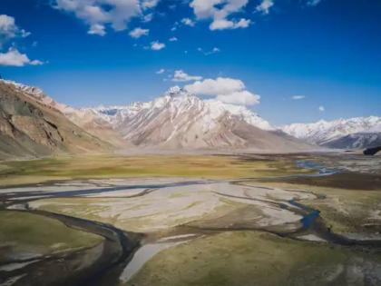 Tourists in Kashmir's lap, Ladakh still neglected; Discontent over 'Chalo Kashmir' campaign | पर्यटक काश्मीरच्या कुशीत, लडाख अजूनही उपेक्षित; ‘चलो कश्मीर’ मोहिमेबाबत नाराजी Tourists in Kashmir's lap, Ladakh still neglected; Discontent over 'Chalo Kashmir' campaign | पर्यटक काश्मीरच्या कुशीत, लडाख अजूनही उपेक्षित; ‘चलो कश्मीर’ मोहिमेबाबत नाराजी