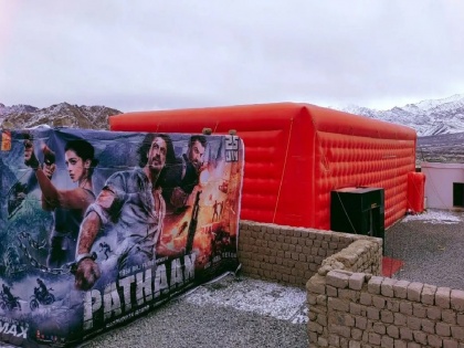 pathaan released at theatre situated at highest peak in leh ladakh | Pathaan Movie : जगातील सर्वात उंच थिएटरमध्ये पठाण प्रदर्शित, लद्दाखचे हे थिएटर आहे खूपच खास
