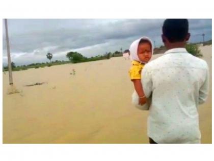 A five-year-old boy suffering from fever, father takes son to the hospital for treatment by crossing flood | बाप तो बापच! तापाने फणफणलेलं लेकरू अन् उपचारासाठी 'त्याची' पुरातून पायपीट