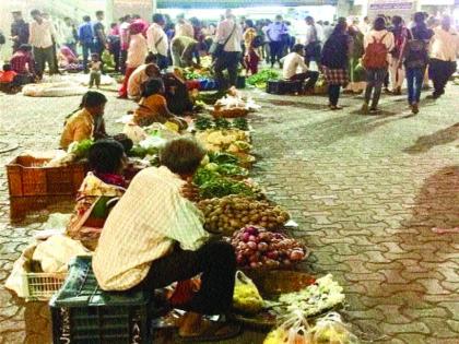  Insertion of hawkers in the premises of the railway premises; | रेल्वेस्थानकाच्या आवारात फेरीवाल्यांचा शिरकाव, प्रवासी-नागरिक त्रस्त