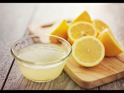 Here's how using lemon your bathing water will work wonders skin | आंघोळीच्या पाण्यात लिंबाचा रस टाकण्याचे फायदे वाचाल तर व्हाल अवाक्...