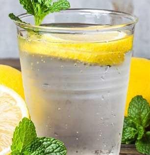 लिंबू पाणी गरम प्यावं की गार? दोन्हीचे फायदे वेगळे, तुम्ही कशासाठी पिणार - आधी हे वाचा