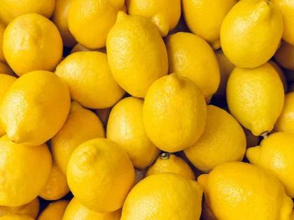 lemon at 1300 per sack in market yard due to demand in summer pune latest news | अबब, लिंबू प्रति गोणी १३०० रुपयांवर ! भाव आणखी वाढणार ?