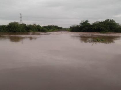 The river Lendi is flooded in parbhani | लेंडी नदीला पूर आल्याने पालम तालुक्यातील 12 गावांचा संपर्क तुटला