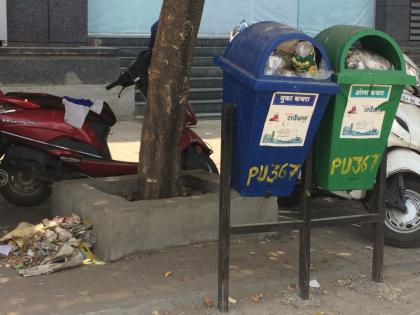 The disturbance of garbage bags in the city's streets for two months | शहराच्या रस्त्यांवरील कचरा पेट्यांची दोन महिन्यात दुरवस्था The disturbance of garbage bags in the city's streets for two months | शहराच्या रस्त्यांवरील कचरा पेट्यांची दोन महिन्यात दुरवस्था