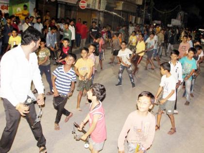 Preparations for Ganesha festival in Solapur; In the hands of children, not a mobile, but a lezim | सोलापुरात गणेशोत्सवाची तयारी; मोबाईल गेम विसरून चिमुकले रंगले लेझीम शिकण्यात 