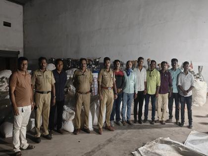 Raid on gutkha factory in Latur MIDC; Gutkha worth Two crores and 30 lacks in 279 sacks seized | लातूर एमआयडीसीत थाटला गुटखा कारखाना; २७९ गोण्यातील अडीज कोटींचा गुटखा जप्त