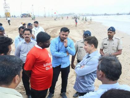 in mumbai about 12 thousand employees of the municipality to serve the devotees 761 lifeguards and 48 motorboats are deployed at chowpatty | भाविकांच्या सेवेसाठी पालिकेचे १२ हजार कर्मचारी; चौपाट्यांवर ७६१ जीवरक्षक, ४८ मोटरबोटी तैनात