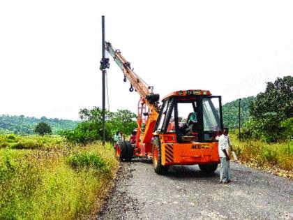 Risks on the Neral-Kalamb road are dangerous | नेरळ-कळंब रस्त्यावरील वीजखांब धोकादायक