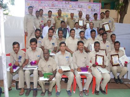 Honor to 32 employees in the district | जिल्ह्यातील 32 वीज कर्मचा-यांचा सन्मान