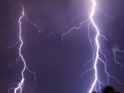 Unseasonal rain with storm in Latur, farm laborer died due to lightning | लातूरात वादळीवाऱ्यासह अवकाळी पाऊस, वीज पडल्याने शेतमजुराचा मृत्यू