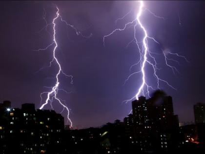 Farmer dies due to lightning | अंगावर वीज पडून शेतकऱ्याचा मृत्यू