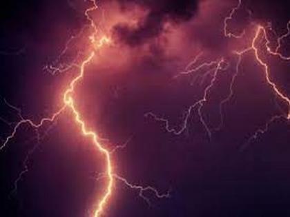 As soon as it started raining, Adosya ran for help, and the lightning struck him; Wife dead, husband seriously injured | पाऊस सुरू होताच आडोस्यासाठी धावले तोच वीज कोसळली; पत्नीचा मृत्यू, पती गंभीर जखमी