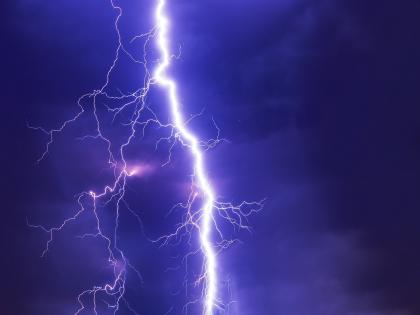 Sheltered under a tree in the rain; Wife killed and husband injured due to lightning strike in farm | पावसात झाडाखाली आसरा बेतला जीवावर; शेतात वीज कोसळून पत्नीचा मृत्यू तर पती जखमी