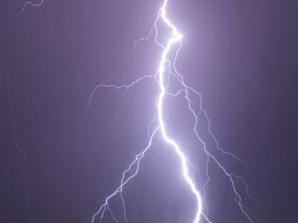 Girl killed, two women seriously injured in lightning strike | वीज अंगावर पडल्याने मुलगी ठार, दोन महिला गंभीर