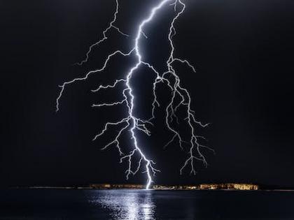 One dies due to lightning strike at Juhu Chowpatty | जुहू चौपाटीवर वीज पडून एकाचा मृत्यू 