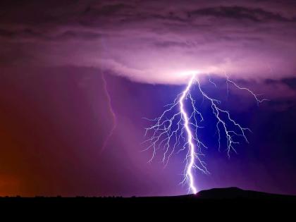 Two sisters injured in lightning strike | विजेच्या धक्याने दोन बहिणी जखमी