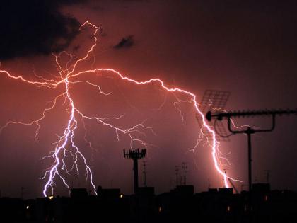 Young man killed in lightning strike at Shivde | शिवडे येथे वीज पडून तरुणाचा मृत्यू