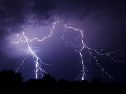 Elderly couple injured by lightning at Vadhu Budruk; Fortunately, the fourteen-year-old grandson survived | वढू बुद्रुक येथे वीज पडून वृद्ध दाम्पत्य जखमी; सुदैवाने चौदा वर्षांचा नातू बचावला