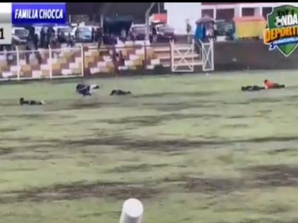 Footballer Died Due To Lightning: Lightning strikes during live match; One player died and many were seriously injured | video: लाईव्ह सामन्यादरम्यान कोसळली वीज; एका खेळाडूचा मृत्यू, तर अनेकजण गंभीर जखमी