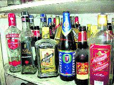 Six lakhs of money was seized with foreign liquor | विदेशी मद्यासह सहा लाखांचा मुद्देमाल जप्त