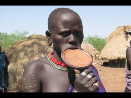 Why do the women of this tribe wear lip plates on their lips know the reason | इथे महिला ओठांवर का घालतात लिप प्लेट, जाणून घ्या कारण...