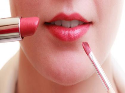 expired lipstick side effects for health and lips | Lipstick Side Effects: वापरत असाल जुनी लिपस्टिक तर होऊ शकतो 'हा' गंभीर आजार