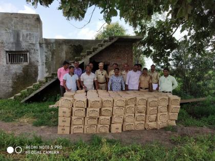 Five lakh worth of liquor was seized from Washim | वाशिम शिवारातील गोठ्यातून पाच लाख किंमतीची दारू जप्त