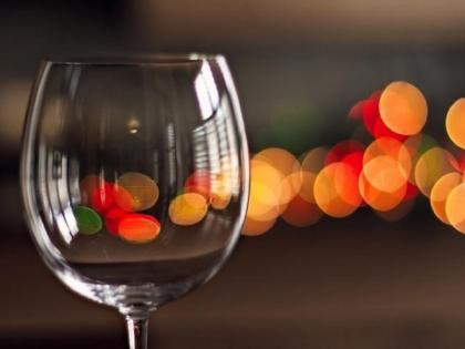 wine will be available in train and cruise now in uttar pradesh | उत्तर प्रदेशात आता रेल्वे व क्रूझमध्ये मिळणार मद्य; योगी सरकारकडून नियम सुलभ