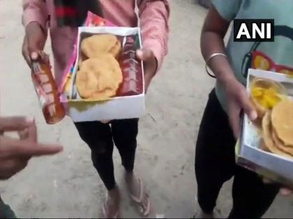 hardoi bjp naresh agarwal son nitin distributed liquor bottles kept in food packets at temple | मंदिरातील कार्यक्रमात खाद्यपदार्थांच्या पाकिटातून दारुच्या बाटल्यांचं वाटप, भाजपा नेत्याचा प्रताप