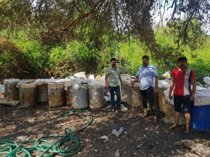 police sealed liquor in bhayander murdha creek | भाईंदरच्या मुर्धा खाडीतील हातभट्टी उद्ध्वस्त; दीड लाखाची दारू नष्ट