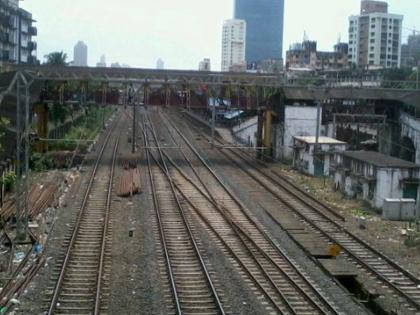 The body of a woman was found in Sack between Mahim and Matunga stations | माहीम-माटुंगा स्थानकादरम्यान गोणीत भरलेल्या अवस्थेत सापडला महिलेचा मृतदेह; मुंबईत खळबळ