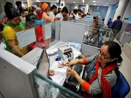 It has been revealed that the number of women working in banks across the country is only 24.17 percent. | बँकांमध्ये केवळ २४ टक्केच ‘लक्ष्मी’; महानगरांमध्ये अधिक प्रमाण, बँक ठेवींमध्येही पुरुषांच्या तुलनेत मागे