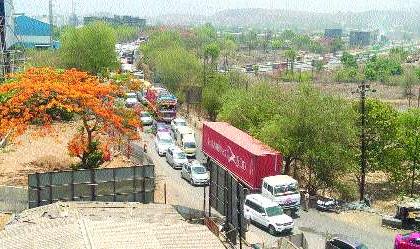 Khopoli-Pen-Pali road, transporters on the fast track route | खोपोली-पेण-पाली रस्ता, द्रुतगती मार्गावर वाहतूककोंडी