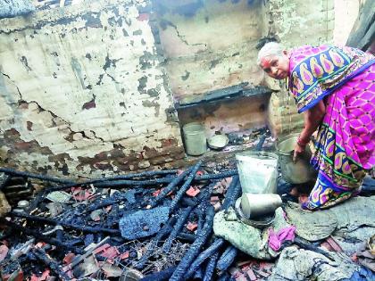 cylinder blast causes fire in a house in narkhed tehsil | गॅस सिलिंडरच्या स्फाेटात घराची राख, कुटुंब उघड्यावर