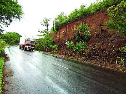 Due to the collapse of power pole, 8 villages, 30 blocks in the darkness | वीज खांब कोसळल्याने ८ गावे, ३० वाड्या अंधारात