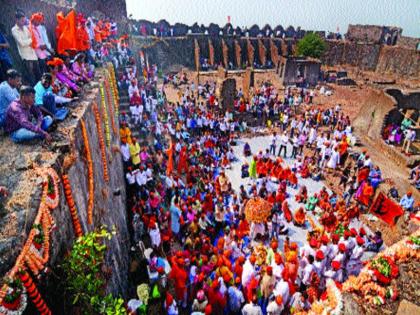  Thousands of devotees were present in the presence of 'Jadar of Padmadurga', Shivoghosh Dumdumala fort | हजारो शिवभक्तांच्या उपस्थितीत झाला ‘पद्मदुर्गचा जागर’, शिवघोषाने दुमदुमला किल्ला