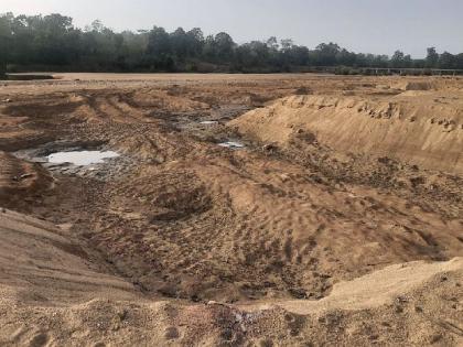 illegal sand extraction from river in etapalli tehsil | एकही अधिकृत रेतीघाट नाही, तरीही सर्रास काढली जाते रेती