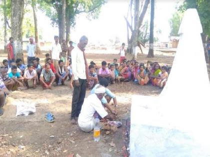 Monument built by villagers of Durguram, killed by Naxalites | नक्षलवाद्यांकडून खून झालेल्या दुर्गुरामचे गावक-यांनी उभारले स्मारक