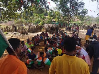 Fearless Republic Day is celebrated at naxal affected irpanar | इरपनार येथे भयमुक्त प्रजासत्ताक दिन साजरा, जनसंघर्ष समितीने फाडले नक्षल बॅनर्स