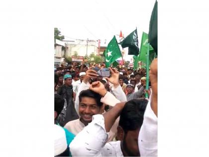 cases filed against nine people in retaliation for playing objectionable song in Eid-e-Milad procession | ईद-ए-मिलाद मिरवणुकीत आक्षेपार्ह गाणे वाजविल्यावरून परतवाड्यात नऊ लोकांविरुद्ध गुन्हे दाखल