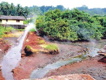 The river swept through this 'village' of Dapoli | दापोलीतील ‘या’ गावातून वाहते चक्क वाफाळलेली नदी