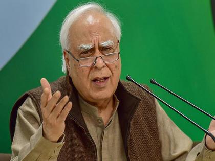 Congress Leader Kapil Sibal speaks the language of BJP, Sangh; Congress leaders targeted for remarks against Gandhi family | कपिल सिब्बल भाजपा अन् संघाची भाषा बोलताहेत, काँग्रेस नेत्यांची परखड टीका