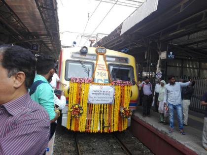 Wait awaited! The first AC local from Borivali has moved towards Churchgate | VIDEO - प्रतिक्षा संपली! पहिली एसी लोकल बोरीवलीहून चर्चगेटच्या दिशेने रवाना