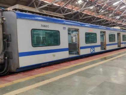 34 AC local services cancelled in summer; passengers sweat profusely | ऐन उन्हाळ्यात एसी लोकलच्या ३४ सेवा रद्द; प्रवाशांना फुटला घाम