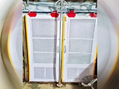 Local trains with automatic door closing will run in December | ऑटोमॅटिक दरवाजे बंद होणारी लोकल डिसेंबरमध्ये धावणार Local trains with automatic door closing will run in December | ऑटोमॅटिक दरवाजे बंद होणारी लोकल डिसेंबरमध्ये धावणार