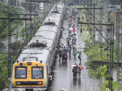 Mumbai flooded due to heavy rains, brakes on trains, late marks on railways | मुसळधार पावसाने मुंबई जलमय, गाड्यांना ब्रेक, रेल्वेला लेटमार्क