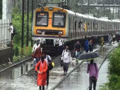 In Mumbai, Local trains are stuck due to rain, passengers are crowded at the station; Mumbaikars Struggling to return home | पावसामुळे लोकल ठप्प, स्टेशनवर प्रवाशांची गर्दी; मुंबईकरांचे प्रचंड हाल, घरी परतण्यासाठी तारांबळ In Mumbai, Local trains are stuck due to rain, passengers are crowded at the station; Mumbaikars Struggling to return home | पावसामुळे लोकल ठप्प, स्टेशनवर प्रवाशांची गर्दी; मुंबईकरांचे प्रचंड हाल, घरी परतण्यासाठी तारांबळ